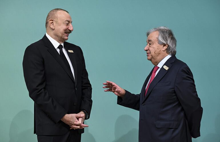 El secretario general de la ONU, Antonio Guterres (d) y el presidente de Azerbaiyán, Ilham Aliyev (i).