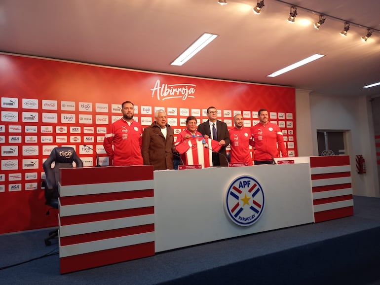 Presentación del cuerpo técnico de Gerardo González, al frente de la Albirroja Sub 15.