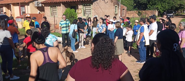 Voluntarios reunidos para hacer entrega de víveres y el mensaje de ayuda mutua a hogares más necesitados en Luque.