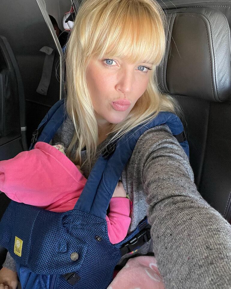 Luisana Lopilato con su pequeñita Cielo Yoli Rose, quien viajó por primera vez en avión y "se portó como una reina", según su mami. (Instagram/Luisana Lopilato)