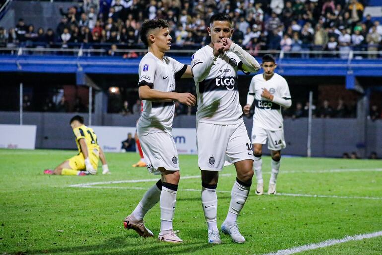 Derlis González (d), futbolista de Olimpia, celebra un gol en el partido frente a Atlético Colegiales por la Tercera Ronda de la Copa Paraguay 2024 en el estadio Luis Salinas, en Itauguá.