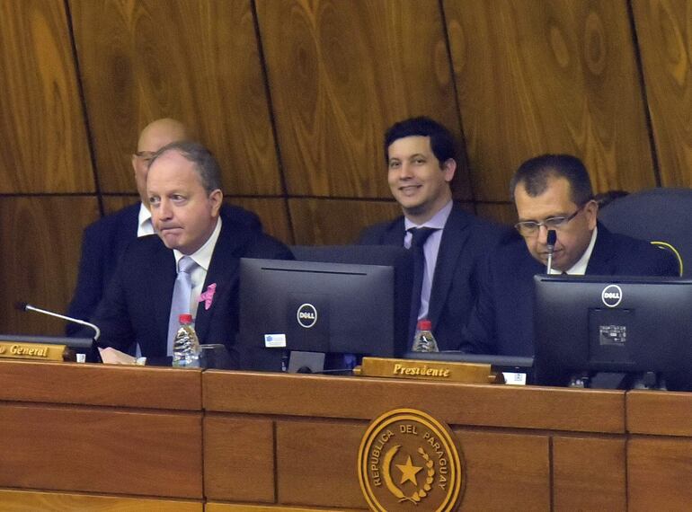 El ministro de Economía, Carlos Fernández Valdovinos, durante audiencia ayer en la Comisión Bicameral de Presupuesto del Congreso.