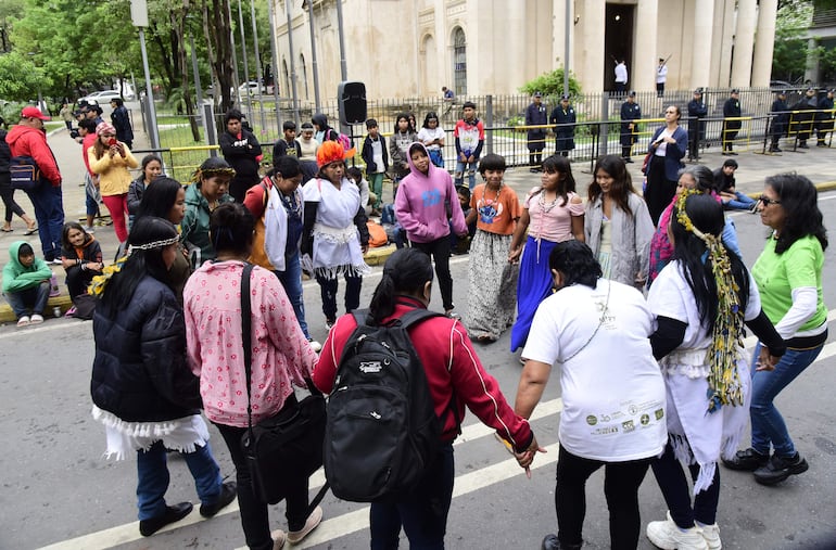 Pueblos indígenas realizan un acto de protesta frente al Panteón de los Héroes.