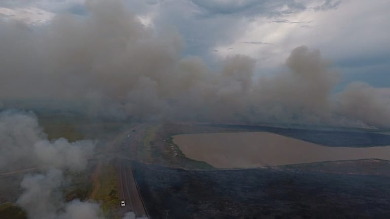 Un incendio forestal de gran magnitud se registró en Arroyos y Esteros. Unidades del Cuerpo de Bomberos Voluntarios del Paraguay (CBVP) acudieron hasta el lugar para combatir el fuego. Clausuraron un tramo de la ruta debido al humo.