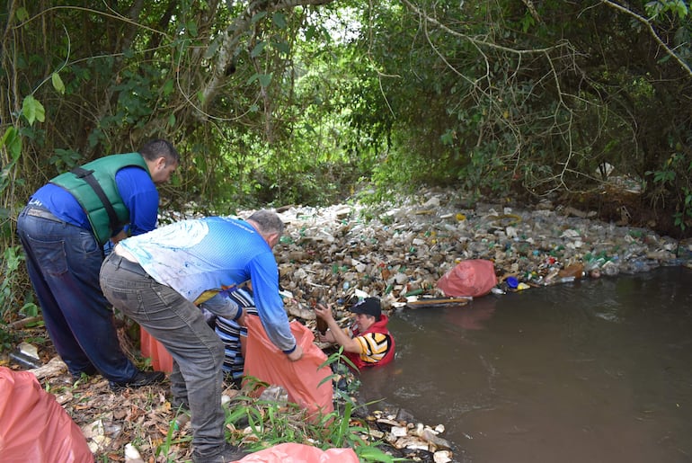 
En la tercera jornada de la tarea de recolección, los voluntarios todavía encontraron varios puntos donde se acumulan envases de plásticos.