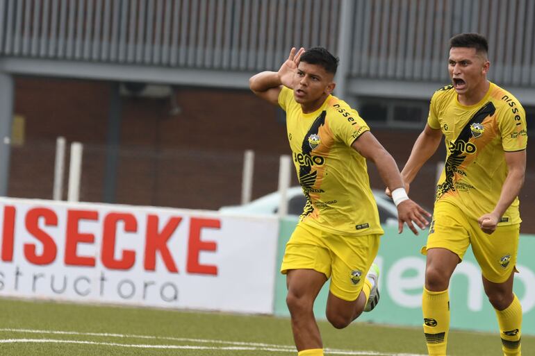 El volante José Antonio  Espínola (23 años) festeja su tanto  en compañía de  Lucas David González (26), máximo artillero del torneo, con ocho goles. (Foto: @recoleta_club)