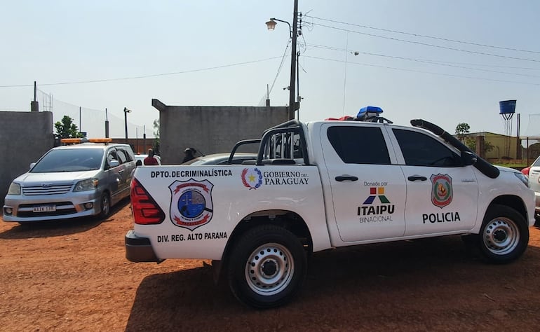 Patrullera del Departamento de Criminalística frente a la vivienda donde ocurrió el crimen.