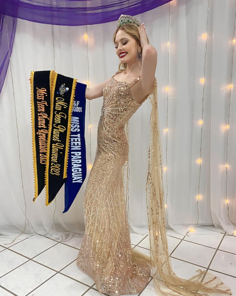 Andrea Ruiz posando feliz con su corona de Miss Teen Planet Universe 2023. (Instagram/Andrea Ruiz)