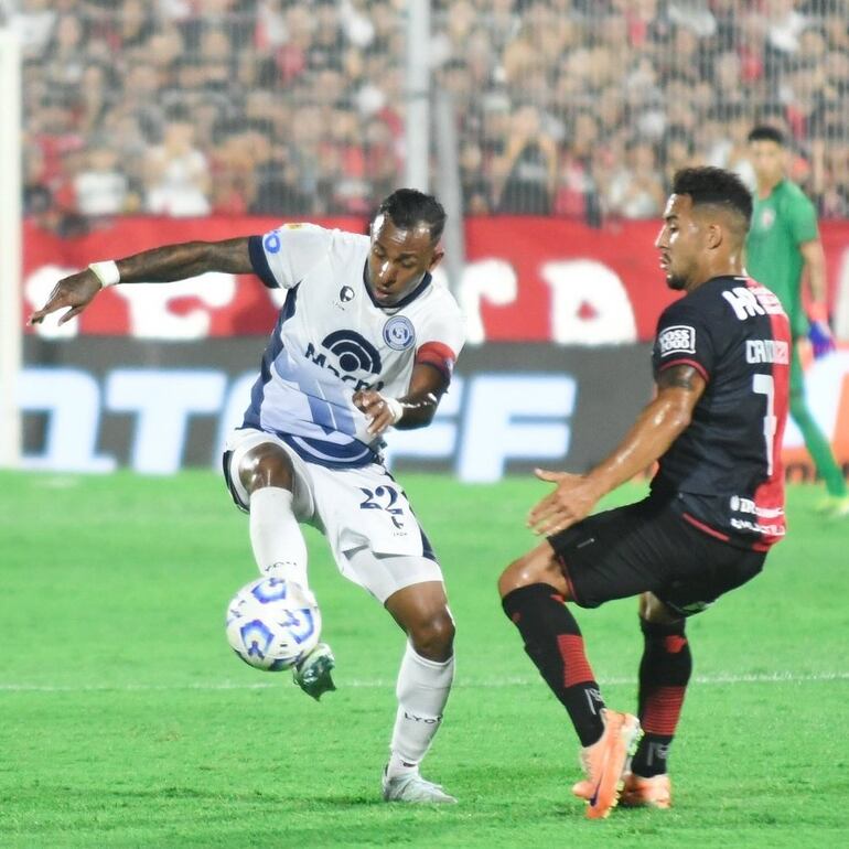 Fernando Cardozo (d), de Newell’s, disputa el balón con Sebastián Villa, de Independiente Rivadavia.