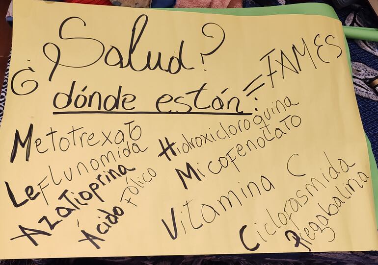 Cartel exhibido por los pacientes, que reclaman faltan de medicamentos. 