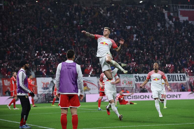 Benjamín Sesko, delantero esloveno del Leipzig, salta para celebrar su gol ante Unión Berlín.