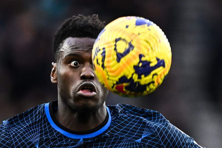 Benoit Badiashile, zaguero del Chelsea, en acción durante el partido que perdieron el domingo ante el Wolverhampton.