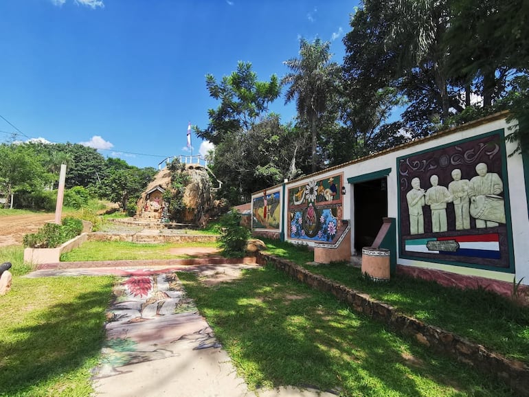 En el colorido mural de la Gruta resaltan las imágenes de los trabajadores artesanos.