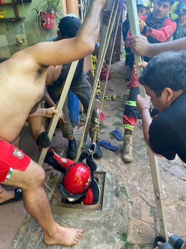 Bomberos salvan a un niño y a un hombre atrapados en un pozo en Capiatá.