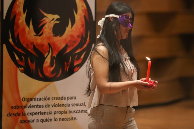 Una mujer utiliza una máscara durante la presentación de un libro escrito por sobrevivientes de violencia sexual. Un discurso renovado y más sofisticado riega las redes sociales para negar la violencia machista y atacar al movimiento feminista: con desinformación que mezcla teorías de la conspiración con datos falsos, estudios manipulados y un lenguaje rebelde adaptado a las tendencias para llegar al público joven.