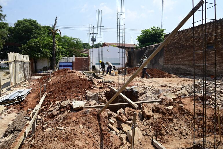 Obreros trabajando en la construcción de un pabellón en la escuela pública Talavera Richer de Lambaré.