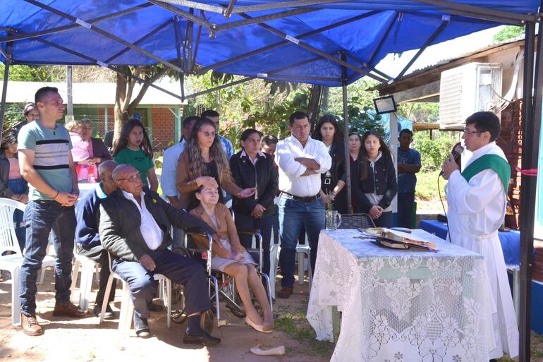 Conrado Aguayo y Estelvina Balmaceda durante la celebración de sus bodas de oro en Tavaí.