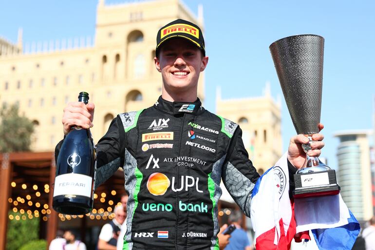 El paraguayo Joshua Duerksen celebra la histórica victoria en la carrera sprint de la Fórmula 2 de la FIA en el Circuito Callejero de Bakú en Azerbaiyán.