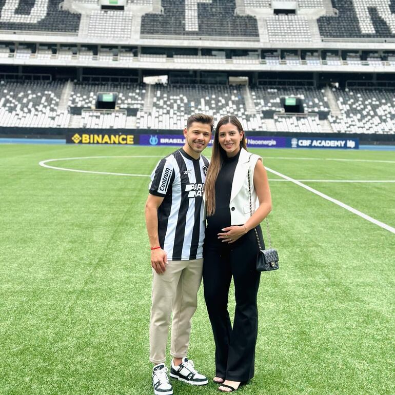 Jani González, con Aitana a bordo, y Óscar Romero posando en el Nilton Santos. (Instagram/Jani González)