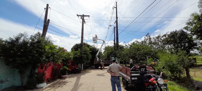 Funcionarios de la ANDE regional Pilar, realizan el empalme de un cable de media tensión de 23 voltios en el barrio San José.