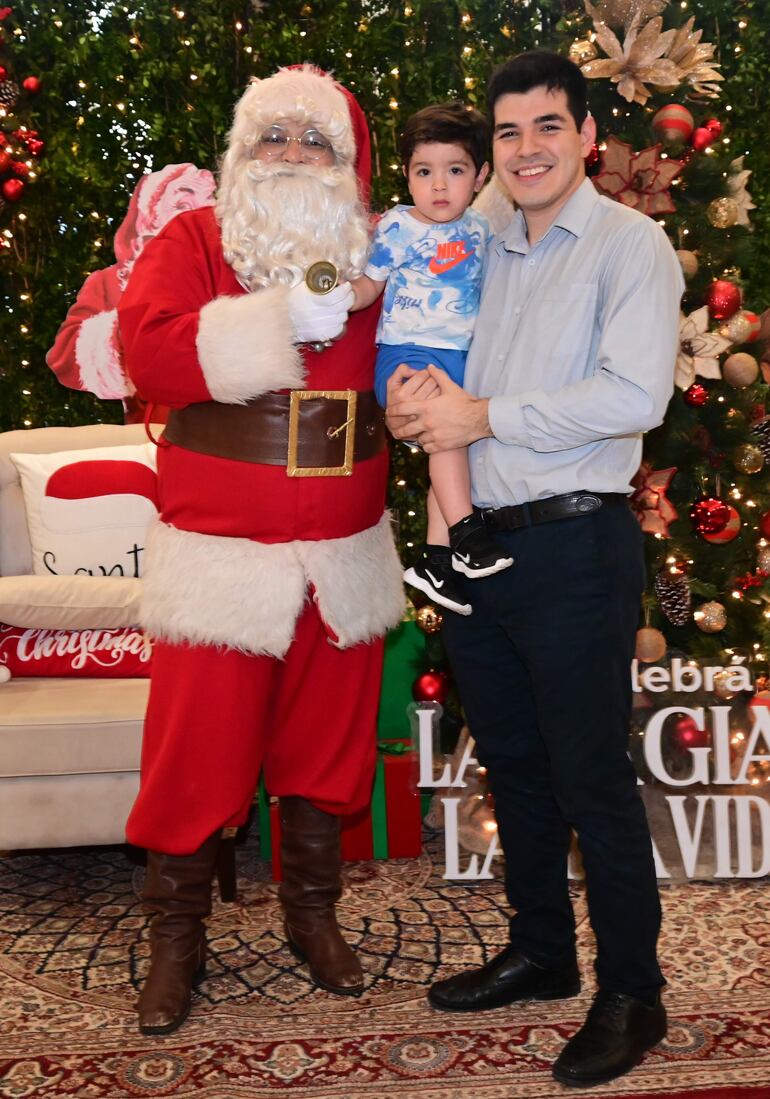 César Lugo con el pequeño Alessandro. 