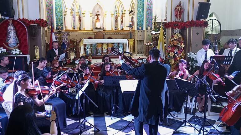 El Coro y Orquesta de la Escuela Municipal de Música de San Lorenzo (OCSAL) brindó un espectáculo cargado de Villancicos de Navidad y música clásica.