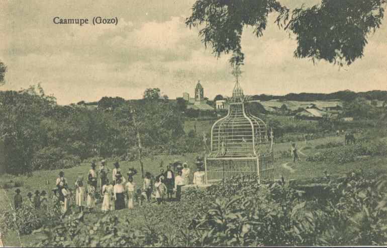 Carta postal de Grutter (c. 1910) que muestra el Pozo de la Virgen en las afueras del poblado. Colección Imagoteca de Milda Rivarola.