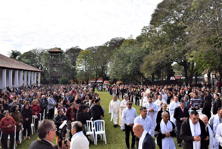 Una multitudinaria concurrencia participó de la santa misa en Yaguarón.