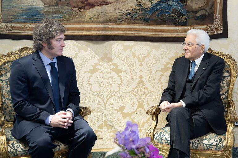 El presidente de Argentina Javier Milei (i) y el presidente italiano Sergio Mattarella (d) durante un encuentro este lunes en Roma. 