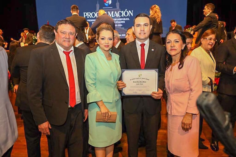 Hernán Rivas y su  familia con su certificado de parlamentario. 