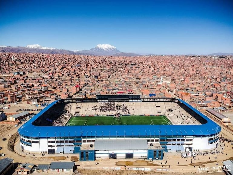 Vista del estadio Municipal y parte de la ciudad de El Alto, en Bolivia.