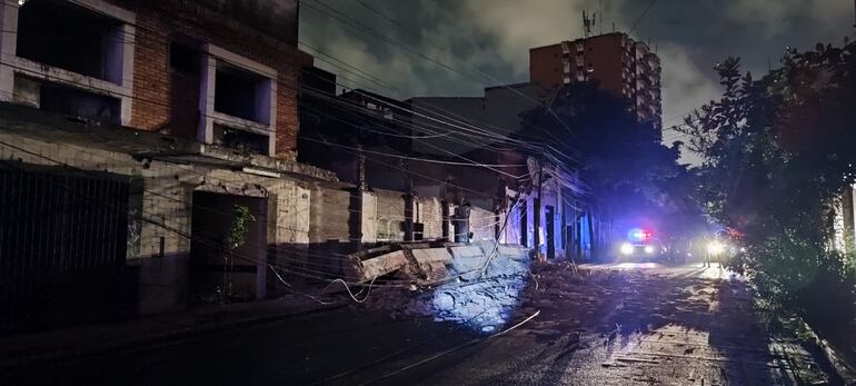 La zona del derrumbe se encuentra a oscuras por falta de energía eléctrica.