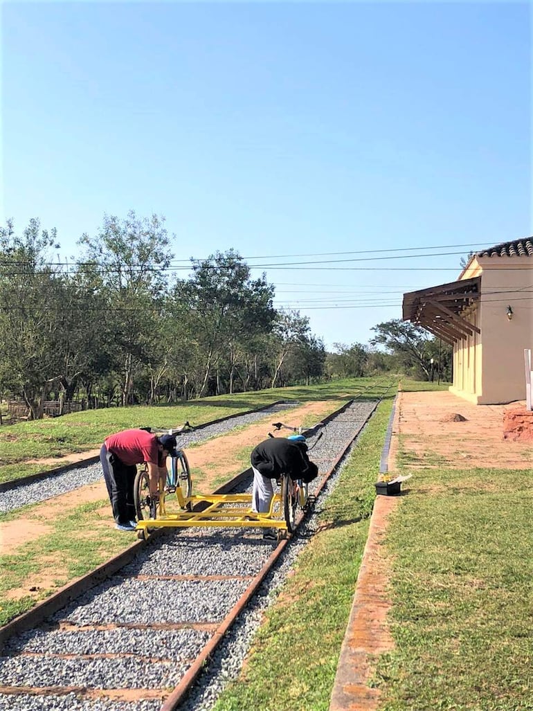 Sobre una estructura de metal, similar a la zorra, se adaptan dos bicicletas que se desplazan por las que fueron las vías del tren.