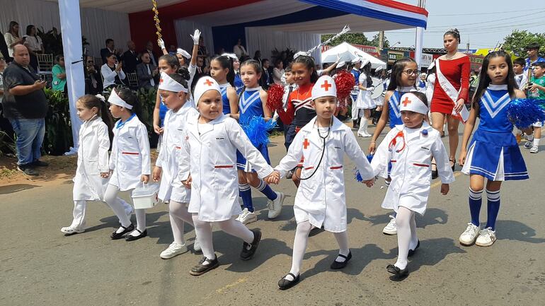 Algunas instituciones demostraron la grande de la gloriosa mujer con uniformes de enfermeras representadas de niñas estudiantes.