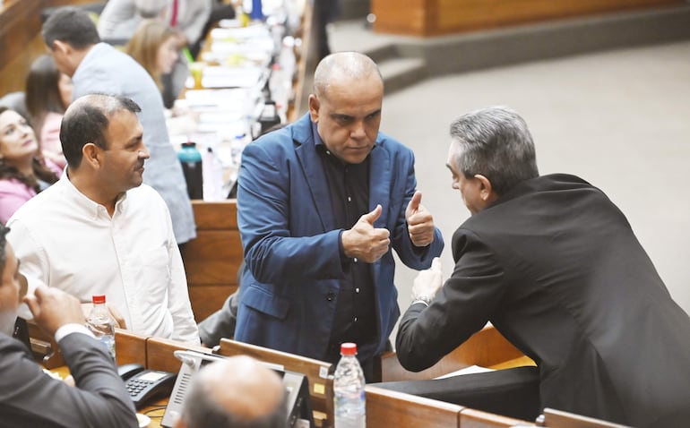 Senador Basilio Bachi Núñez, en el centro de la foto.