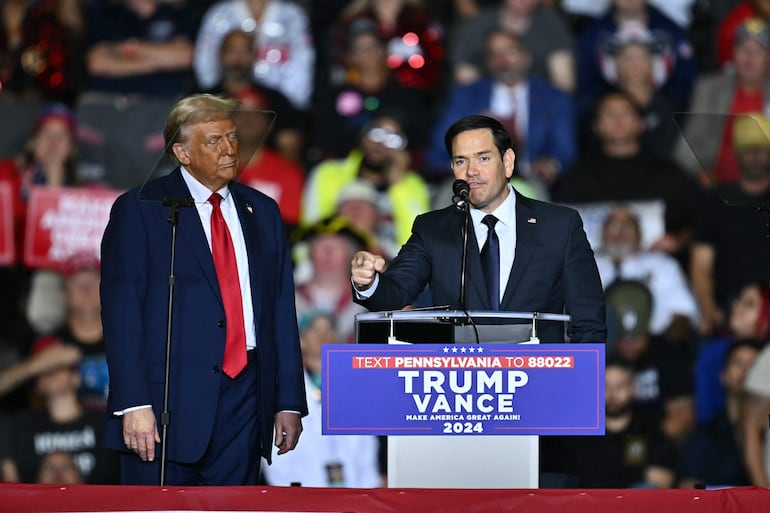 El senador Marco Rubio (d) junto al presidente electo de Estados Unidos, Donald Trump.