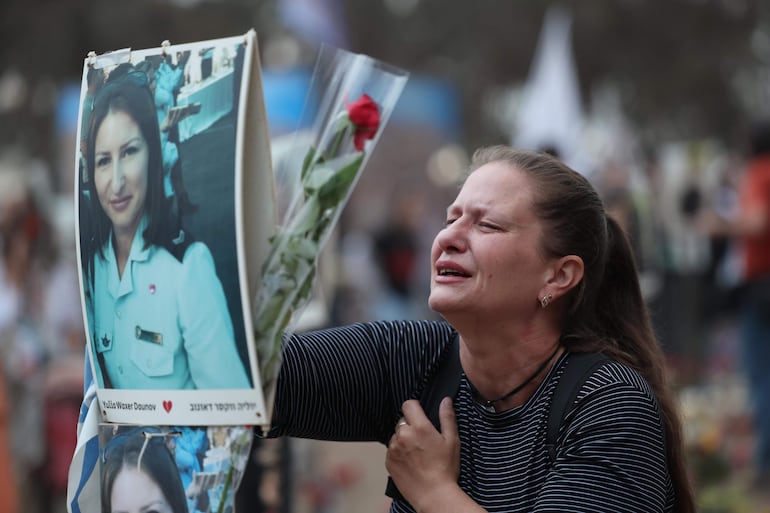 Familiares de las víctimas asesinadas por Hamás en el festival de música Supernova se reúnen en el primer aniversario del ataque terrorista, hoy. Hamás asesino hace un año a 360 israelíes en el festival de música, lo que inició la guerra y ocupación de la Franja de Gaza que en un año ha dejado 41.000 palestinos y 1.400 israelíes muertos.  