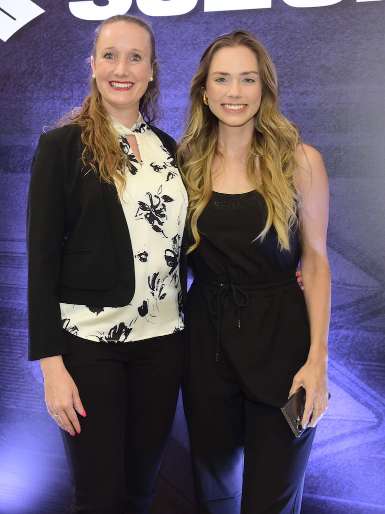 Steffi Walde y Anne Walde durante la apertura oficial del showroom de Suzuki, en Asunción.