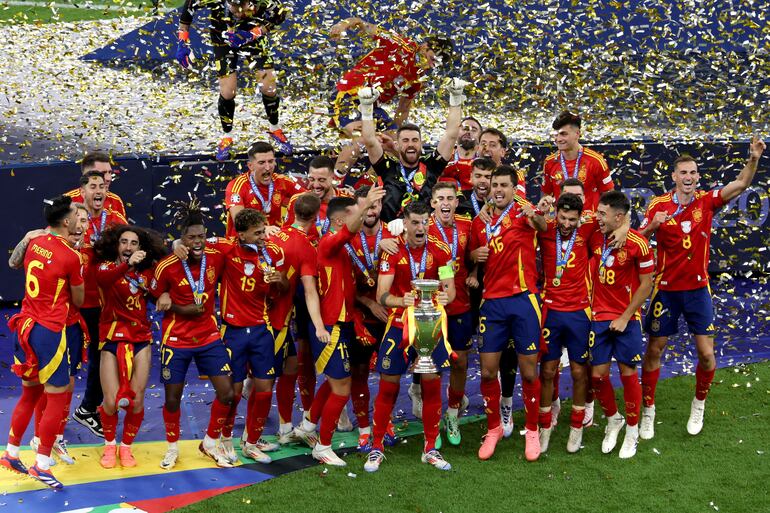 Los jugadores de la selección de España festejan con el trofeo de campeón de la Eurocopa 2024 en el estadio Olímpico, en Berlín, España. 