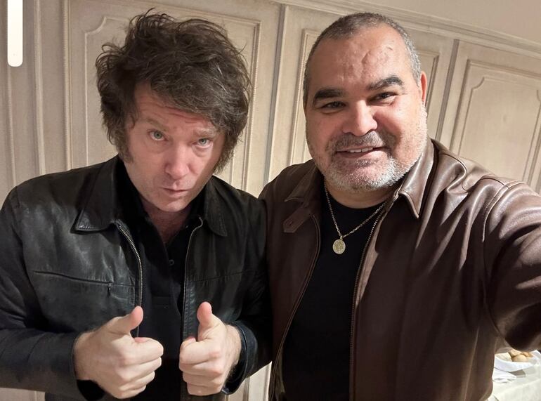 José Luis Chilavert posa junto al nuevo presidente de Argentina,  Javier Milei (i), en una foto compartida por el exfutbolista paraguayo en sus redes sociales.