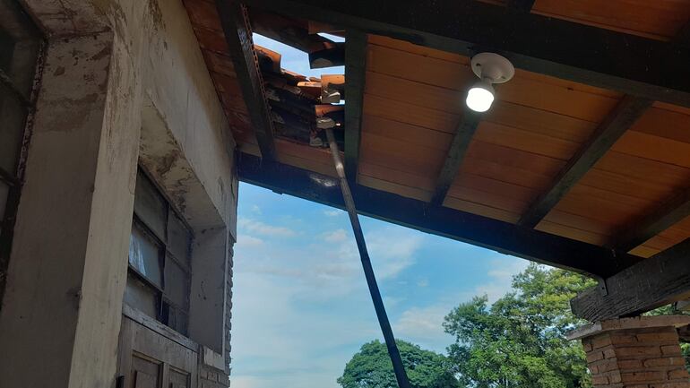 Con puntales tratan de sostener el techo en algunos sectores del colegio y así evitare que caiga sobre alguna persona.