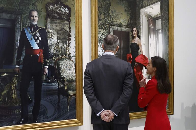 Los reyes Felipe y Letizia observan los retratos que les hizo la fotógrafa estadounidense Annie Leibovitz y que les han sido presentados en el marco de su visita a la exposición La tiranía de cronos. (EFE/ Chema Moya)
