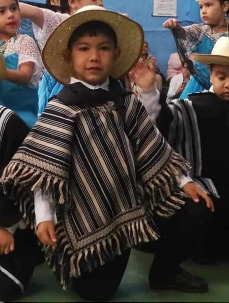 Los pequeños también utilizan la tradicional prenda.