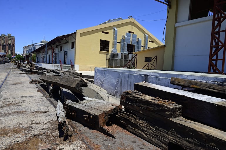 La empresa procedió a cortar y llevar la madera que estaba en el muelle del Puerto. 