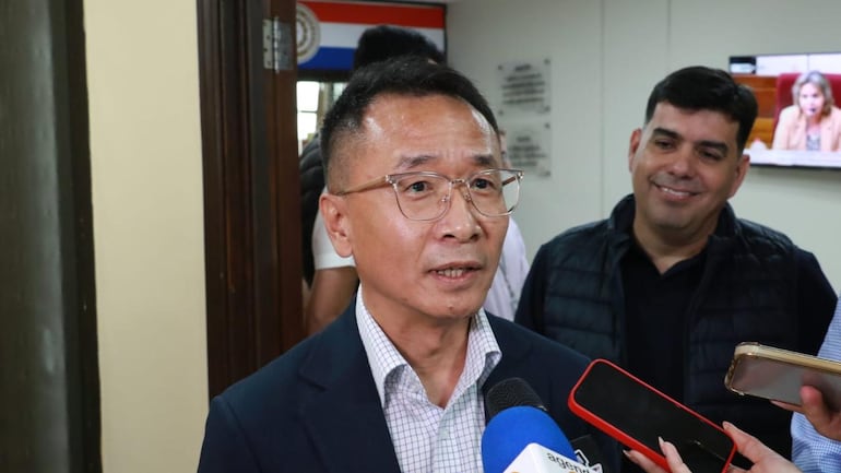 Así también el Min. RREE de China Polpular, para América Latina, Xu Wei, brindó detalles sobre lo conversado y su visita al país. foto gentileza  de Prensa Senado.