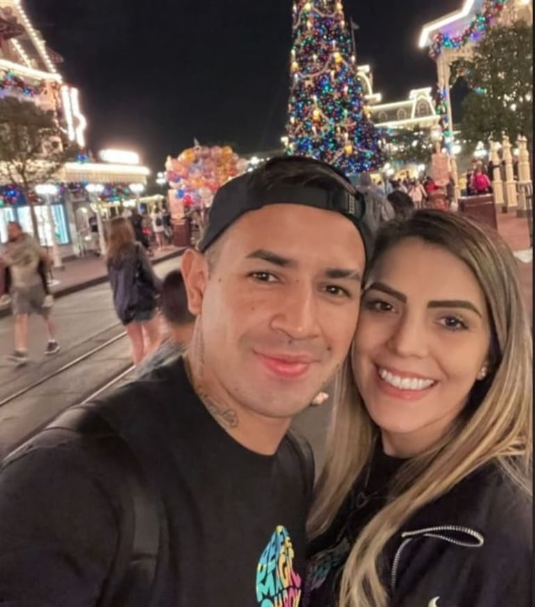 Derlis González y Karimi Chávez, felices en Disney World. (Captura de la historia de Instagram de Karimi Chávez)