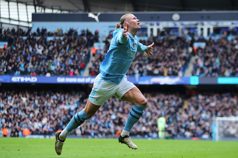 El noruego Erling Halaand, futbolista del Manchester City, celebra un gol en el partido ante el Everton por la ronda 24 de la Premier League en el estadio Etihad, en Manchester, Inglaterra.