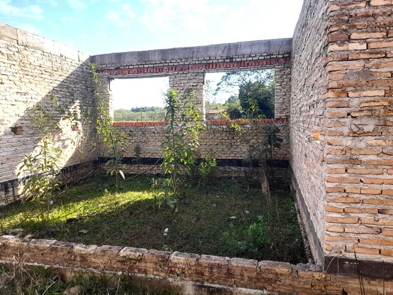 Obras abandonadas solo acumulan maleza. 