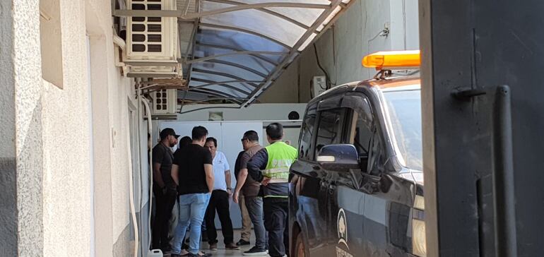 El equipo de investigadores, tras la inspección forense del cuerpo del niño hallado en aguas del río Paraná.