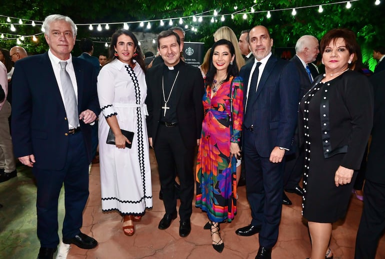 Carlos Jorge Biedermann, Carmen Castiella Ruiz de Velasco, embajadora de España, Vincenzo Turturro, Nuncio Apostólico en Asunción, Silvia Morimoto, Víctor Verdún y Carmen Rodríguez.